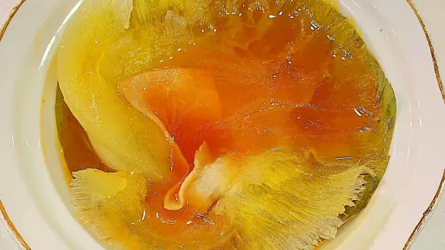 原盅燉荷葉火瞳翅(每位1.5両翅)+脆皮發財金豬(每席一隻)