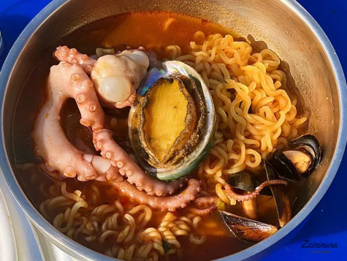 活鮑魚海鮮辛辣麵 +韓式海膽一口紫菜飯捲