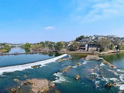 【4鑽】【聖誕限定🎄】重慶渝城奇景、網紅打卡地榮昌5天純玩高鐵團  乘船遊萬靈古鎮、乘船夜遊兩江~祼眼3D賞魔幻巨作、觀看大型震撼馬戲雜技表演《極限快樂2》、體驗重慶輕軌穿樓、磁器口古鎮