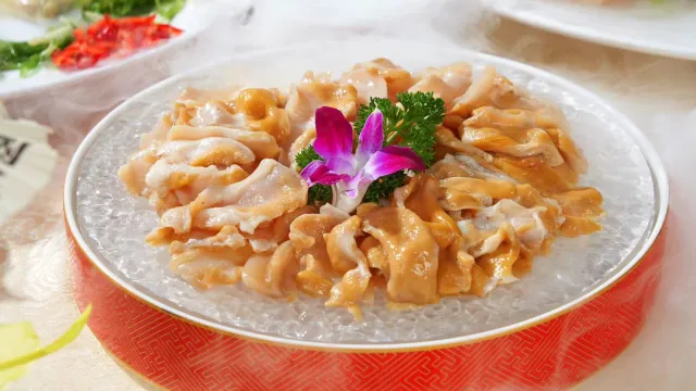 蔥油鬆葉蟹（每席一隻）+（位上）過橋象拔蚌+古法香茅焗脆皮鱔