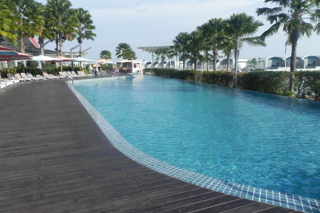 大紅花豪華度假村_酒店泳池