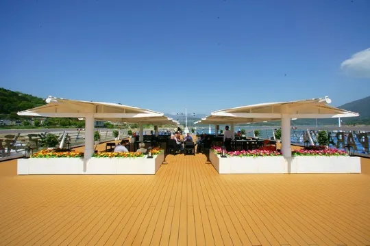 世紀神話號甲板