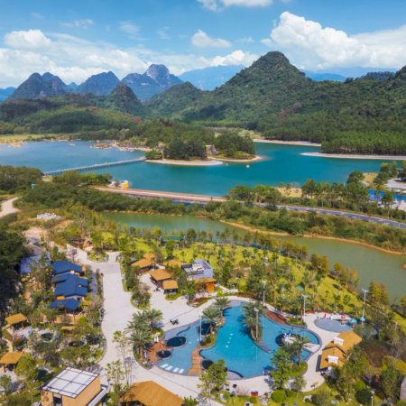 《冬日浪漫英德秘景》「積慶里紅茶谷」國家4A 風景區「洞天仙境」保證入住2024年開業英德積慶裏仙湖酒店(約500呎露台客房)(任浸養生溫泉)【金獎果木黑松露燒鵝宴】清遠美景純玩2天團