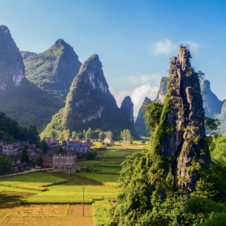 【新春專屬】桂林、陽朔、賀州暖意溫泉4天純玩團《限定出發：2月15-18日》堯山(包纜車登山)、竹筏漫遊灕江精華段、象鼻山、鐘山百里畫廊、姑婆山國家森林公園、保證1晚賀州伴山溫泉度假村+豐富自助晚餐