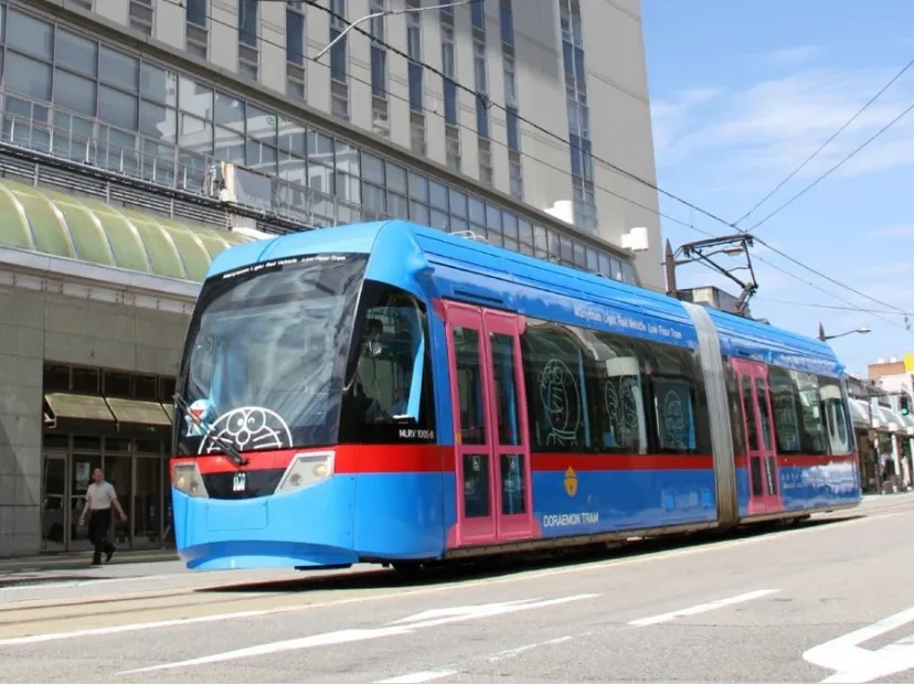 乘坐多啦A夢彩繪電車