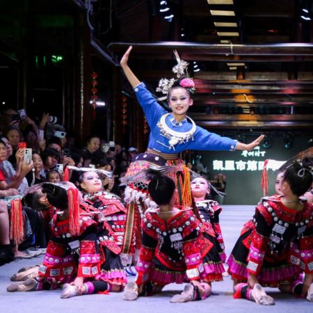 非遺貴州~貴陽、烏江寨、黃果樹5天純玩高鐵團 烏江寨(無人機表演、篝火晚會、非遺獨竹漂)、中國及亞洲第一大瀑布~黃果樹大瀑布、西江千戶苗寨、村T表演秀、貴陽地標甲秀樓夜景