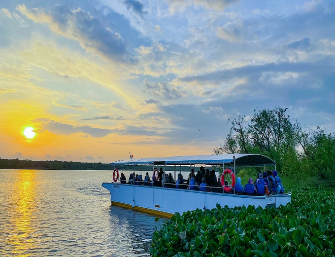 吉隆坡+怡保+安順 美景5天之旅 《自然生態奇觀~乘船觀賞霹靂河夕陽美景、白鳥歸巢、釣蝦體驗 + 地道人氣美食》 吉隆坡+怡保+安順 美景5天之旅 《自然生態奇觀~乘船觀賞霹靂河夕陽美景、白鳥歸巢、釣蝦體驗 + 地道人氣美食》
