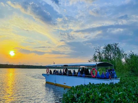 吉隆坡+怡保+安順 美景5天之旅 《自然生態奇觀~乘船觀賞霹靂河夕陽美景、白鳥歸巢、釣蝦體驗 + 地道人氣美食》