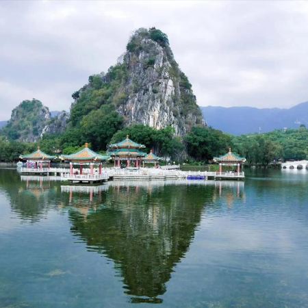 《肇慶三天「七星岩之仙掌岩」》《佛山宋城•廣東千古情+長鹿旅遊休博園》連續2晚保證入住肇慶森瀾雲海酒店【蟲草花浸水晶雞+藥膳養生菌皇宴】【順德拆魚羹+鳳城三杯雞宴】肇慶佛山純玩3天團
