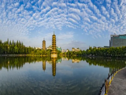 乘船漫遊一江四湖