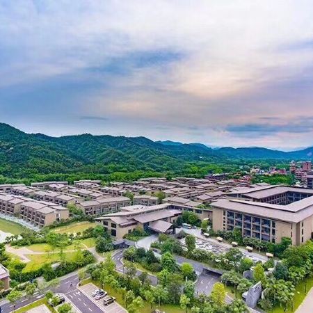 保證入住惠州龍門南昆山居酒店(獨立露台私家溫泉池客房)+國際品牌惠州皇冠假日酒店 連續2晚【酒店海鮮自助晚餐】【滋補海參一品煲+荔枝柴燒鵝宴】【特色五指毛桃雞+航天農家菜宴】南昆山溫泉純玩3天團