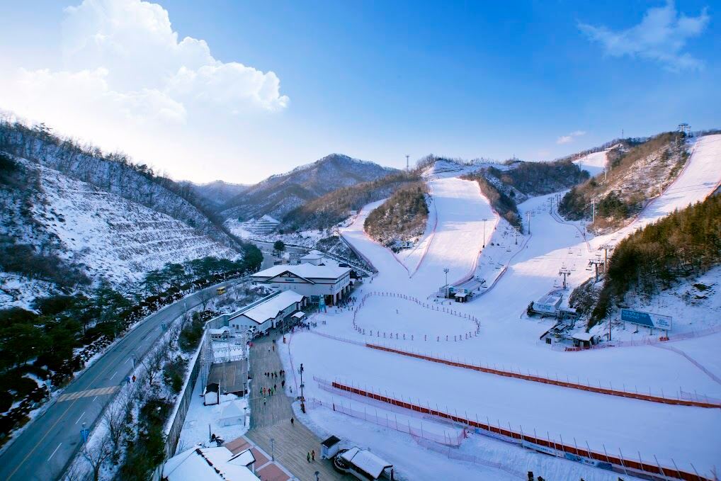江村滑雪場(包入場及滑雪用具︰雪橇+ 雪鞋+雪杖，暢玩約6小時)