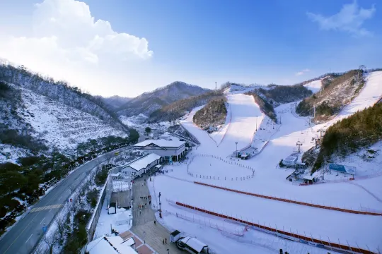 江村滑雪場(包入場及滑雪用具︰雪橇+ 雪鞋+雪杖，暢玩約6小時)