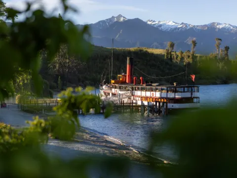 厄恩斯勞號百年蒸汽船