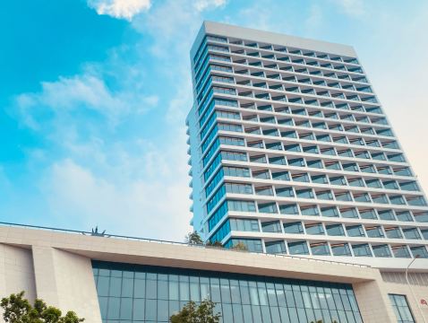 《「潮」玩攻略+高鐵+酒店海鮮自助晚餐》2024年最新汕頭白天鵝酒店(約400呎客房) 包廂享用【鮑魚砂鍋粥養生宴】【任食一人一鍋金牌牛肉火鍋】湘子橋的日與夜 尋味鎮邦路美食街潮州美食純玩3天團