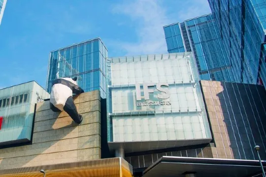 IFS國際金融中心巨型大熊貓爬牆雕塑