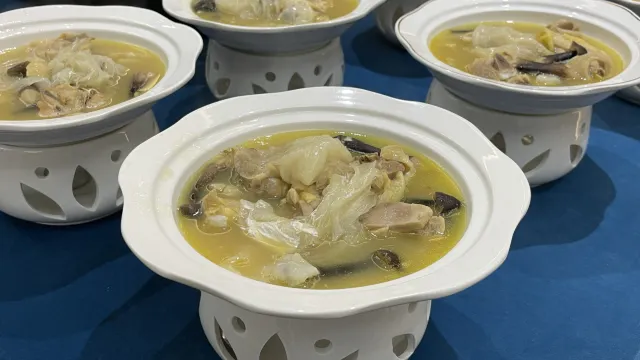 66兩濃湯雞煲翅（位上）