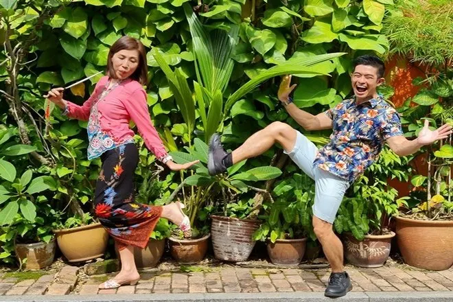 穿上小娘惹服裝漫游古城