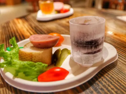 伏爾加莊園~冰杯伏特加+小食