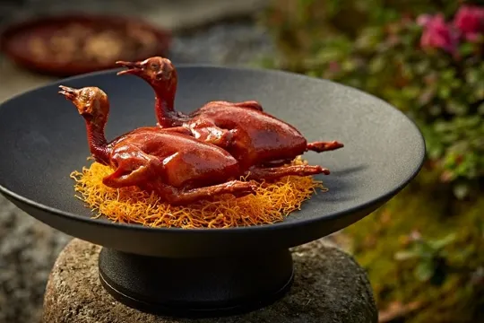 牡丹亭午宴~脆皮乳鴿