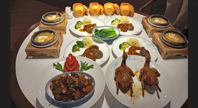 堂做金湯石鍋翅(位上)(足三両翅)+黃金鮑魚扣鵝掌(位上)+木瓜燉雪蛤(位上)