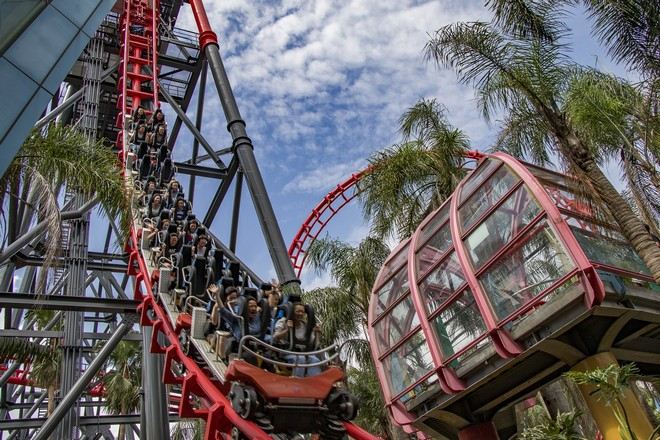 麗寶樂園全球唯一斷軌雲霄飛車~搶救地心