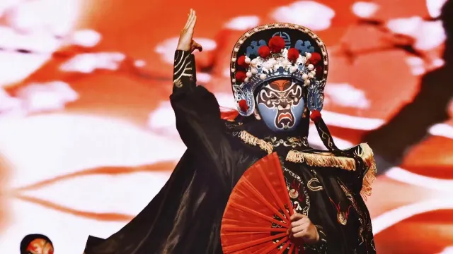 "譚輝智唱響迎新年晚會"