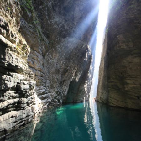 湖北武漢、恩施土家族苗族自治州5天高鐵團  恩施夢幻絕景：人間仙境~獅子關、屏山大峽谷~體驗奇幻「懸浮」小船、4.6億年海底世界~梭布埡石林、體驗科幻感光谷空軌、東湖綠道