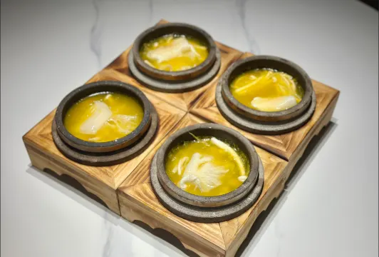 堂做金湯石鍋翅(位上)(足三両翅)+黃金鮑魚扣鵝掌(位上)+木瓜燉雪蛤(位上)