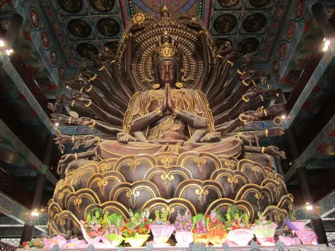 12米高的千手千眼觀世音菩薩銅像