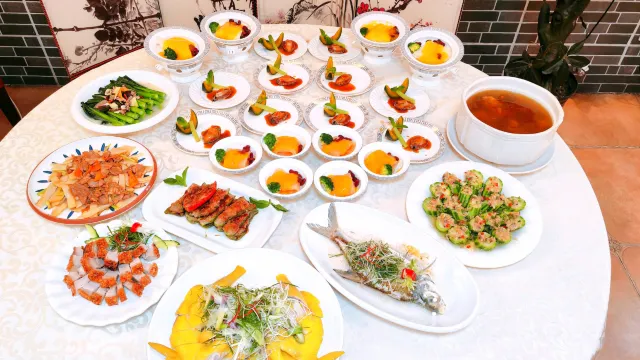 (位上)貝貝瓜燴鮑魚 +(位上)紅腰豆燴花膠宴