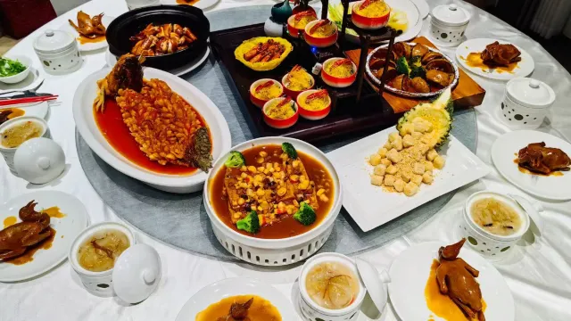 海皇魚翅羹(位上)+妙齡乳鴿乾坤鮑魚(位上)