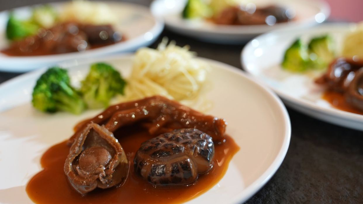 【（堂做位上）金湯石鍋翅（保證每人3両魚翅）+黃金鮑魚扣鵝掌（位上）】-