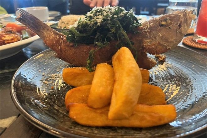 Chow Kit kitchen and bar