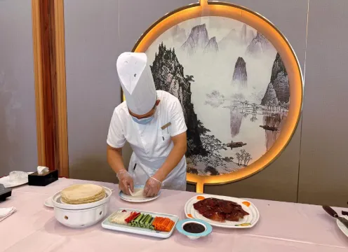 天鵝迎賓片皮鴨