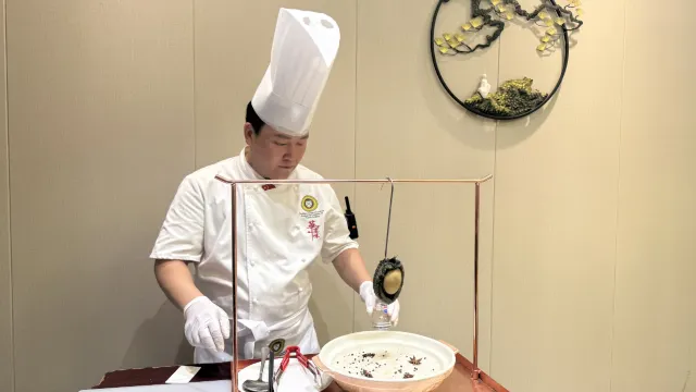 古法荷葉火瞳翅+星廚堂做炭燒黑金鮑