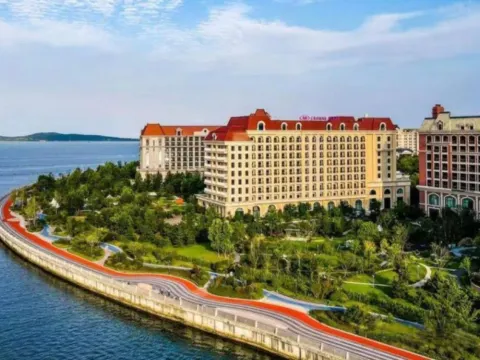 青島東方影都皇冠假日酒店