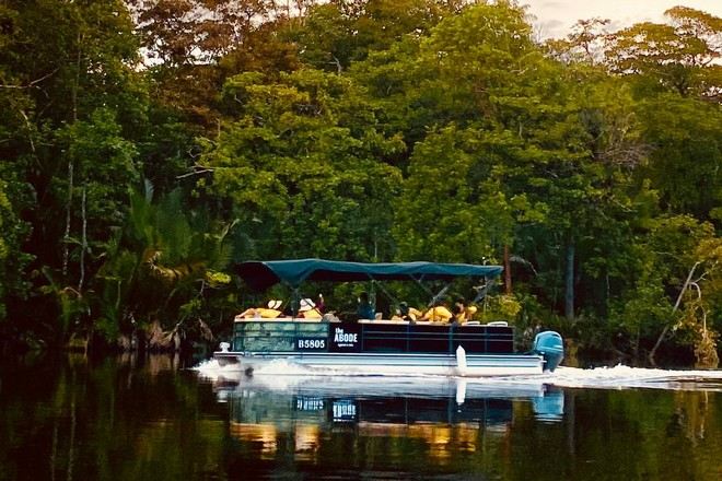 乘船夜觀螢火蟲