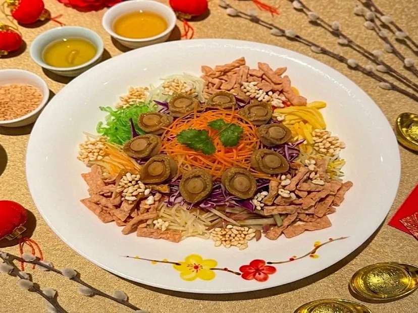 喜氣洋洋七彩鮑魚撈起