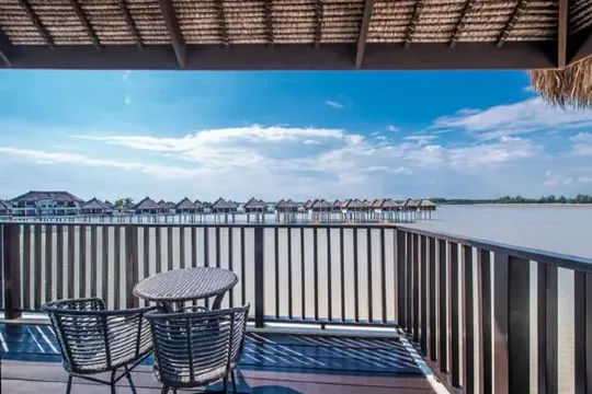 黄金棕櫊度假村 水中高腳屋