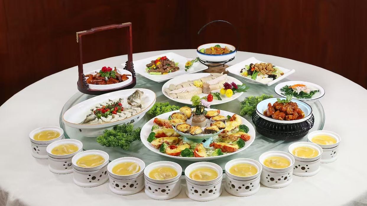 【(位上)金湯花膠雞+海膽醬焗小青龍(每位半隻)+(位上)青芥焗8頭鮑魚宴