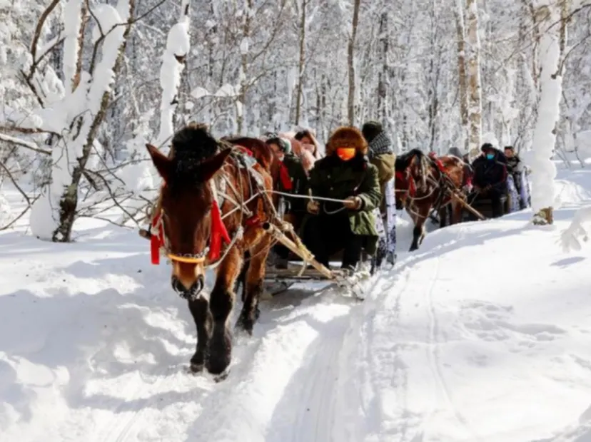 乘雪地摩托車穿越老里克湖