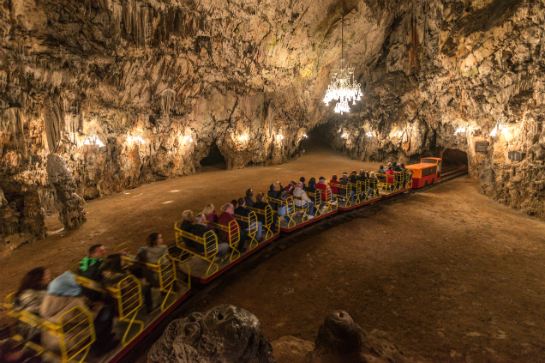 布斯當娜鐘乳洞