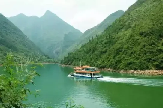 神農溪(乘特色碗豆角小船遊覽)