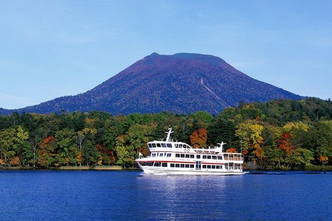 道東（釧路）＿秋＿風景＿遊覽船和紅葉的阿寒湖