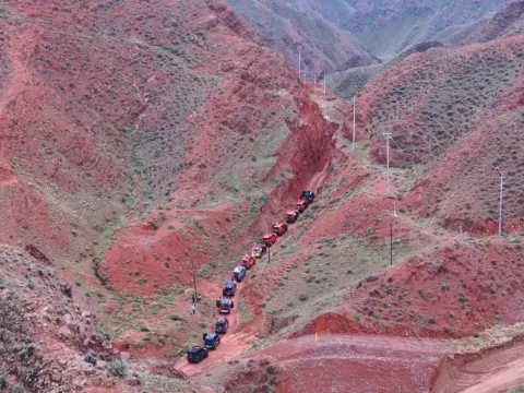 乘越野車赤谷穿越