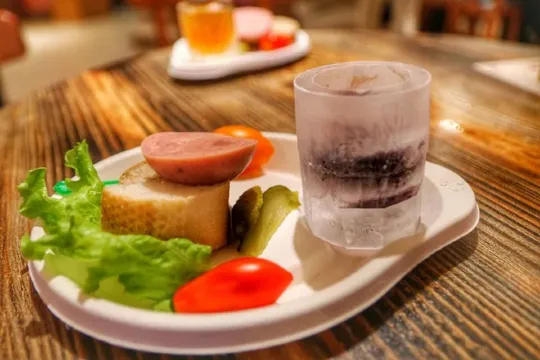 品嚐冰杯伏特加體驗及享用精美俄式小食一份