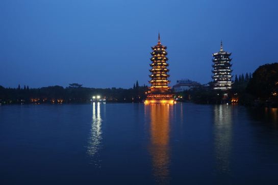乘船夜遊四湖賞美景