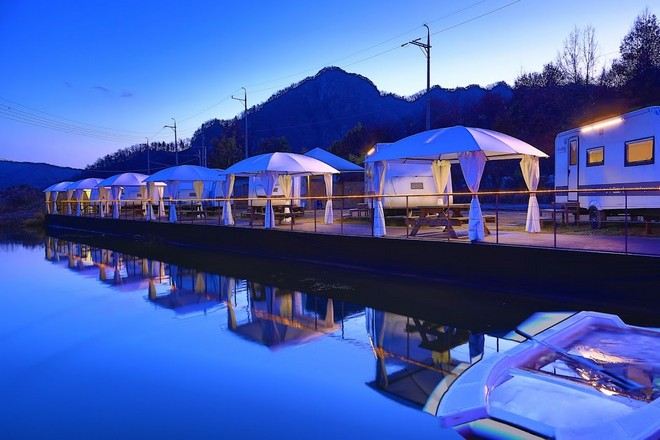 加平Poseidon露營車