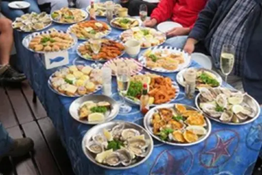 鯨灣遊艇午餐